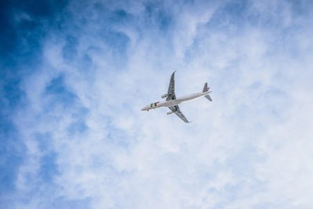 “Ovakvi incidenti su retki, ali gotovo uvek kobni”: Stručnjaci objasnili kako je Srbin preživeo pucanje prozora u avionu