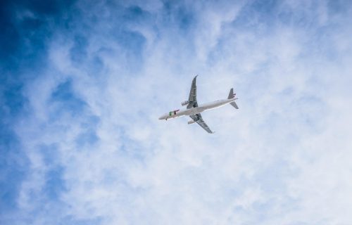 "Ovakvi incidenti su retki, ali gotovo uvek kobni": Stručnjaci objasnili kako je Srbin preživeo pucanje prozora u avionu