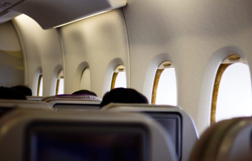 Najprljavije stvari u avionu: Putnici ih dodiruju stalno, a osoblje ih skoro nikada ne čisti kako treba