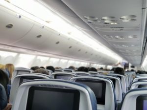 Putujete avionom? Iskusni stjuard otkrio koje grickalice obavezno treba da ponesete