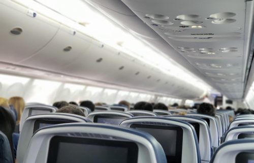 Putujete avionom? Iskusni stjuard otkrio koje grickalice obavezno treba da ponesete