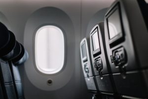 Trik zapalio mreže: Putnica blokirala naslon u avionu uz pomoć čipsa i pokrenula raspravu o bontonu