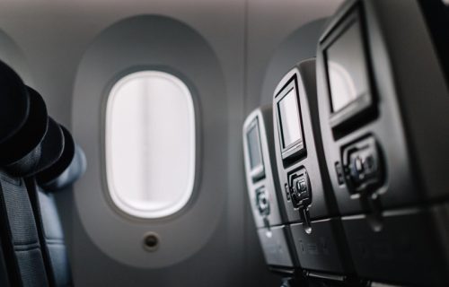 Trik zapalio mreže: Putnica blokirala naslon u avionu uz pomoć čipsa i pokrenula raspravu o bontonu