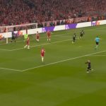Drama u Minhenu i haos oko sudije: Bajern besni na arbitra, PSŽ nosi prednost na poluvremenu