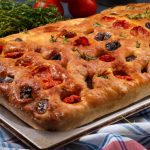 Fokača sa crnim maslinama i ruzmarinom: Miris Mediterana koji se širi iz rerne