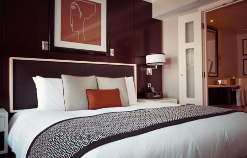 Iskusni putnici odmah gurnu flašu vode pod hotelski krevet: Trik stjuardese mnoge je potpuno šokirao