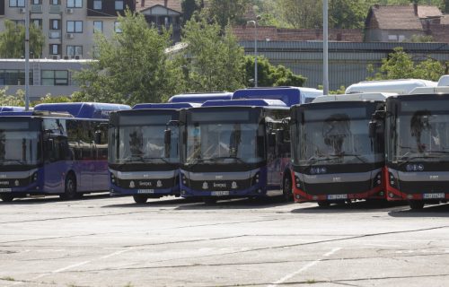 Horor u Zemunu: Ženu zaglavljenu u vratima autobusa vozač vukao ulicom, zadobila jezive povrede