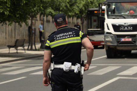 Osumnjičenima stavljene lisice: Stavili blinkere na auto, pa naplaćivali ljudima saobraćajne kazne