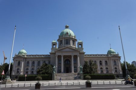 Srbija sutra bira 15. saziv Skupštine, izbore prati veliki broj stranih i domaćih posmatrača