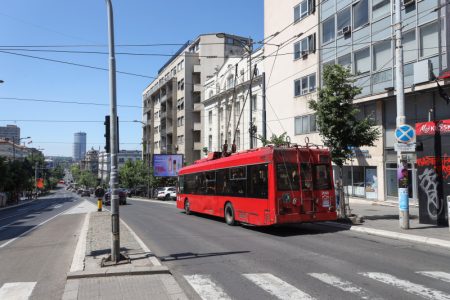 Radnik pao direktno na krov trole: Trakasto uže se zaplelo u vozilo i povuklo ga sa 5. sprata u smrt