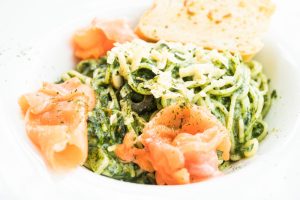 Brza pasta sa lososom, spanaćem i limunom: Kremasti obrok gotov za samo 20 minuta