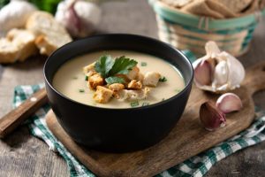 Neće ugrejati samo vas, već i vašu dušu: Potaž od krompira i belog luka – idealan za prolećne večeri