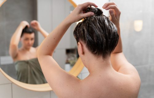 Frizeri obožavaju "sendvič metodu" pranja kose: Jednostavan trik zbog kojeg kosa postaje mekša i sjajnija