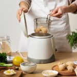 Restoranski trik koji štedi: Sipajte ovo u ulje i moći ćete da ga koristite za prženje do četiri puta