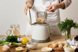 Restoranski trik koji štedi: Sipajte ovo u ulje i moći ćete da ga koristite za prženje do četiri puta