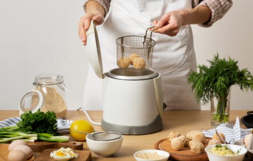 Restoranski trik koji štedi: Sipajte ovo u ulje i moći ćete da ga koristite za prženje do četiri puta