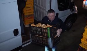 Fico radio noćnu smenu u pekari: Premijer Slovačke snimljen kako istovaruje gajbe (VIDEO)