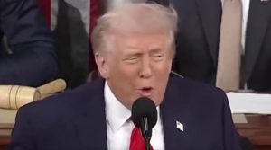 Bela kuća objavila bizaran snimak Trampa: Lider SAD sat vremena ponavlja samo jednu reč (VIDEO)