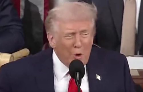 Bela kuća objavila bizaran snimak Trampa: Lider SAD sat vremena ponavlja samo jednu reč (VIDEO)