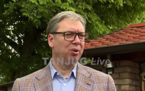 (UŽIVO) Predsednik obilazi Sremski okrug: Vučić u poseti porodici Bulatović (VIDEO)