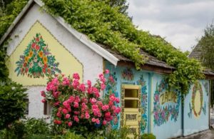 Selo kao iz bajke: Tradicija oslikavanja kuća narodnim ornamentima
