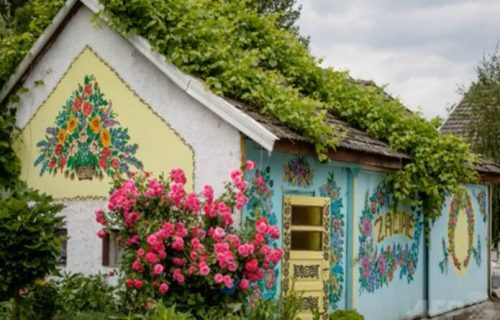 Selo kao iz bajke: Tradicija oslikavanja kuća narodnim ornamentima