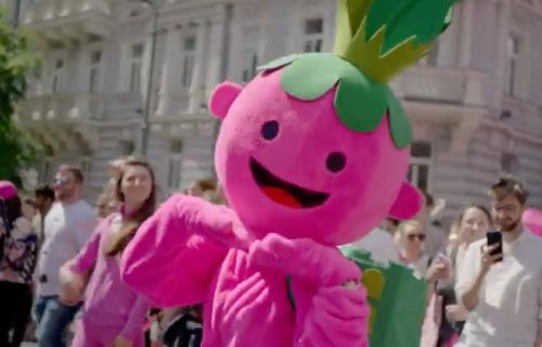 Pink voz koji vodi do festivala supe: Hladna, pink supa, turistička atrakcija (VIDEO)