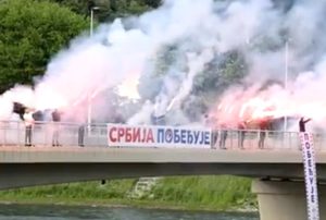 Narod ustao da podrži Vučića: Trobojke širom Loznice, Prijepolja, Kraljeva, Šapca i ostalim gradovima (VIDEO)