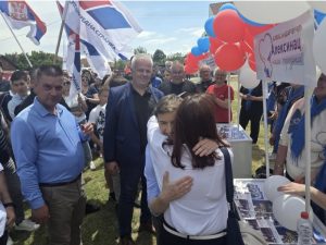 “Nastavićemo da se borimo za Srbiju mira i stabilnosti, nećemo nasilje”: Brnabić sa građanima u Aleksincu (FOTO)
