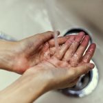 Zašto se prsti smežuraju u vodi: Nauka otkriva da je razlog potpuno drugačiji nego što smo mislili