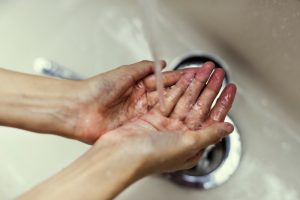 Zašto se prsti smežuraju u vodi: Nauka otkriva da je razlog potpuno drugačiji nego što smo mislili
