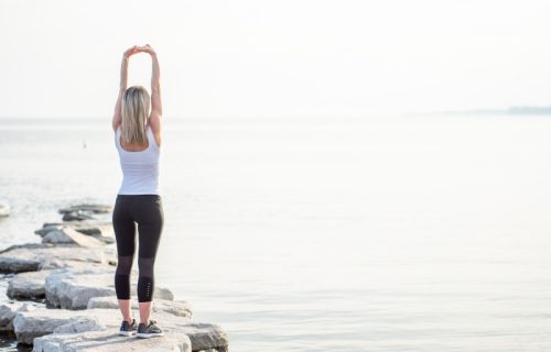 Dva načina ishrane, koja provereno drže težinu pod kontrolom, kod žena u menopauzi