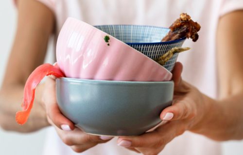 Okrnjene šolje i napukli tanjiri mogu da unesu haos u dom: Evo šta odmah treba da izbacite iz kuhinje