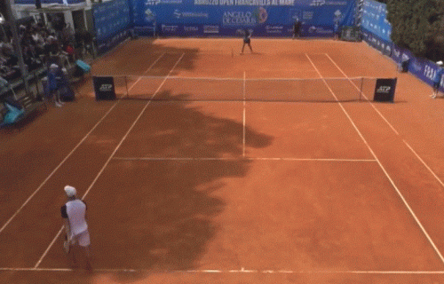 Skandalozno ponašanje: Teniser izgubio kontrolu, lomio sve pred sobom (VIDEO)