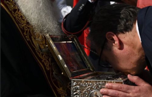 Predsednik Vučić o dolasku svete relikvije: "Veseli se srpski pravoslavni svete, živela Srbija" (FOTO)