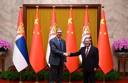 Vučić sa premijerom Kine Li Đijangom: "Ovi razgovori će biti od najvećeg značaja za našu zemlju" (FOTO)