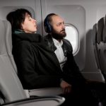 Sedam jednostavnih trikova koji mogu da pomognu da zaspite u avionu i stignete odmorniji na destinaciju