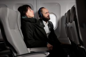 Sedam jednostavnih trikova koji mogu da pomognu da zaspite u avionu i stignete odmorniji na destinaciju