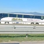 Udes kod Pojata: Autobus pun putnika sleteo sa puta