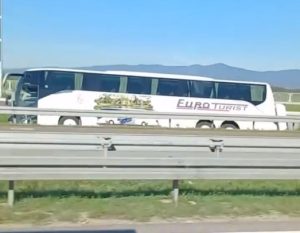 Udes kod Pojata: Autobus pun putnika sleteo sa puta