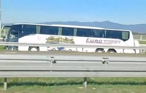 Udes kod Pojata: Autobus pun putnika sleteo sa puta