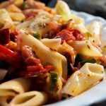 Salata od testenine sa sušenim paradajzom: Lagana, za predstojeće vrele dane (RECEPT+VIDEO)