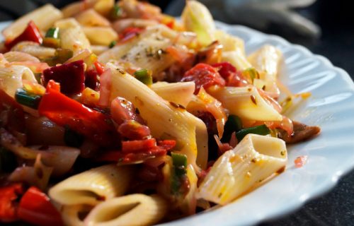 Salata od testenine sa sušenim paradajzom: Lagana, za predstojeće vrele dane (RECEPT+VIDEO)