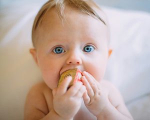 Bilingvalne bebe prepoznaju ritam jezika, još u stomaku