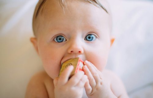 Bilingvalne bebe prepoznaju ritam jezika, još u stomaku