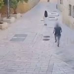 Jeziv snimak iz Jerusalima: Izraelski ekstremista napao časnu sestru s leđa, pa je šutirao na zemlji