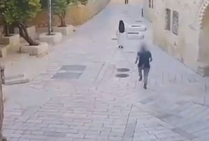 Jeziv snimak iz Jerusalima: Izraelski ekstremista napao časnu sestru s leđa, pa je šutirao na zemlji
