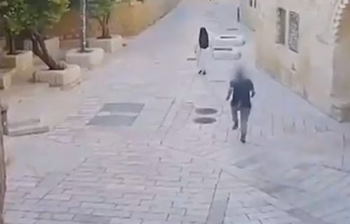 Jeziv snimak iz Jerusalima: Izraelski ekstremista napao časnu sestru s leđa, pa je šutirao na zemlji