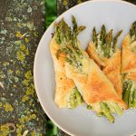 Štapići sa lisnatim testom, šparglama i slaninom (RECEPT+VIDEO)