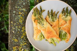 Štapići sa lisnatim testom, šparglama i slaninom (RECEPT+VIDEO)